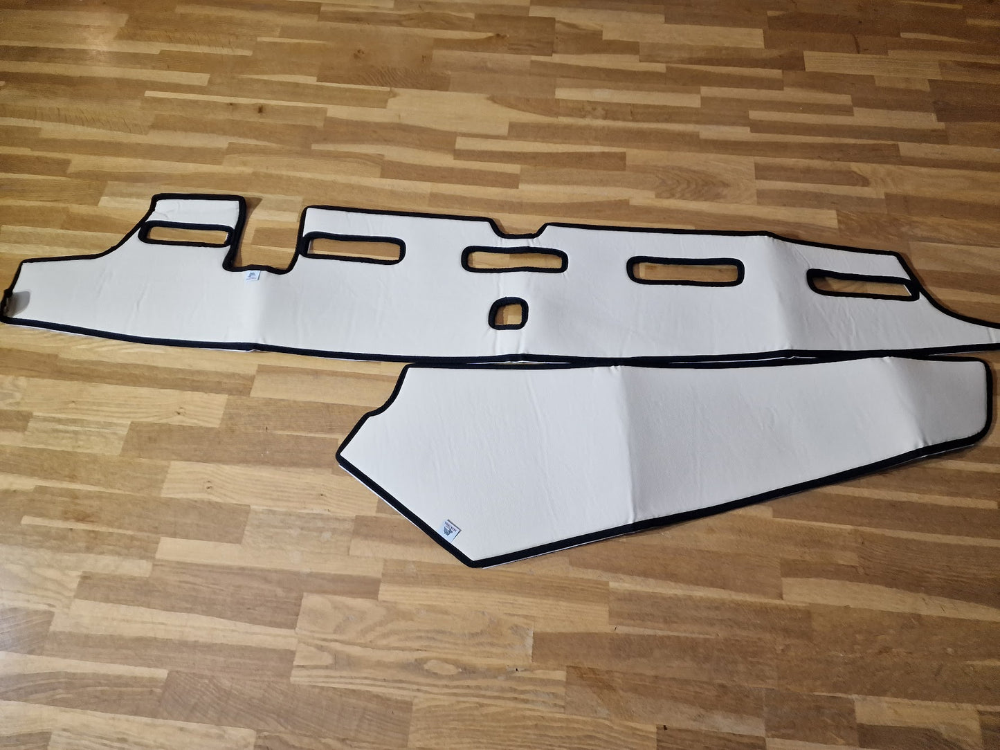 New Dashboard Mats for Volvo FH4/FH5/AERO - Black or Beige Color