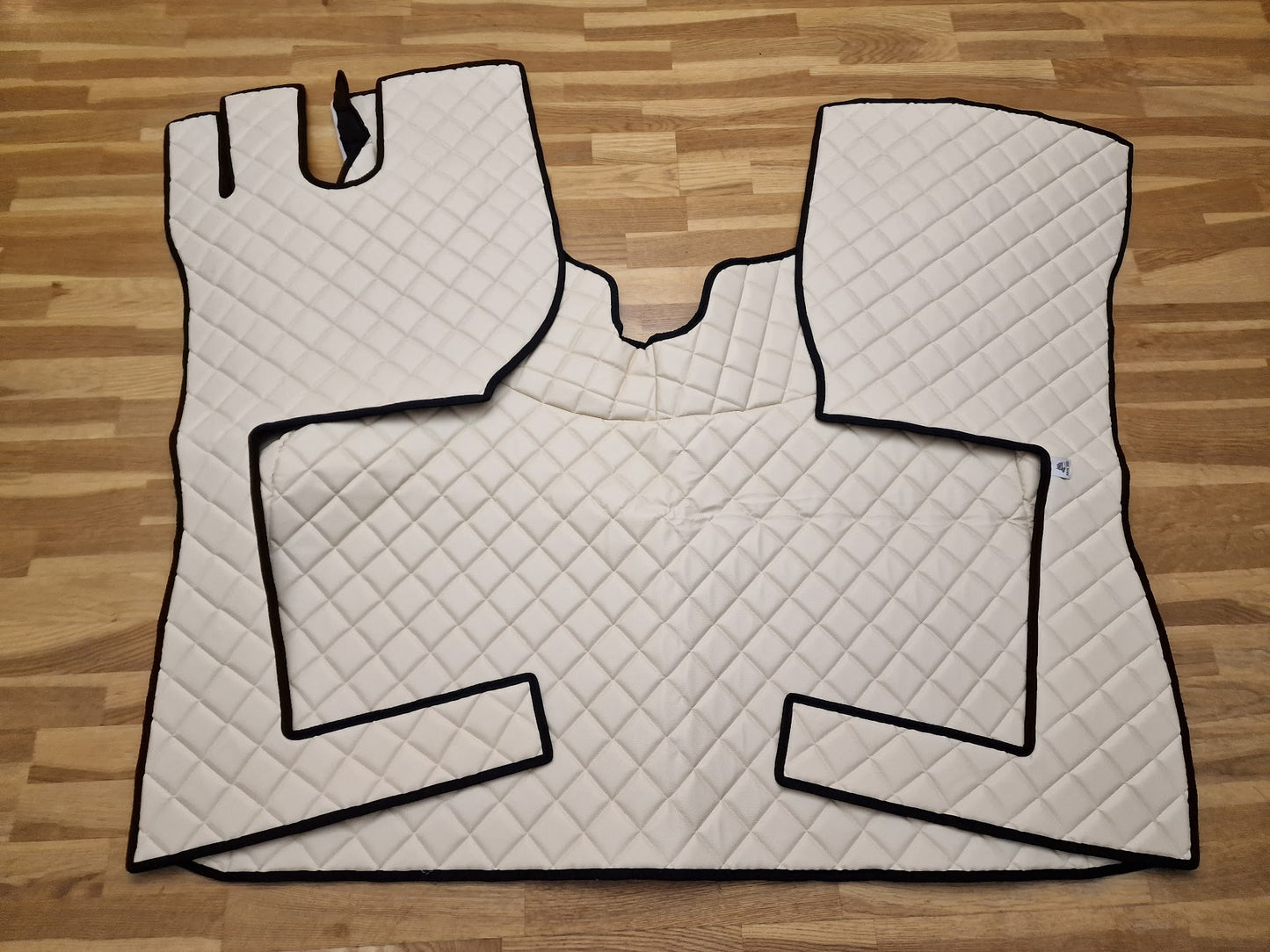 Ny Mattesett i Ruter til Volvo FH4/FH5/AERO - Svart eller Beige Farge