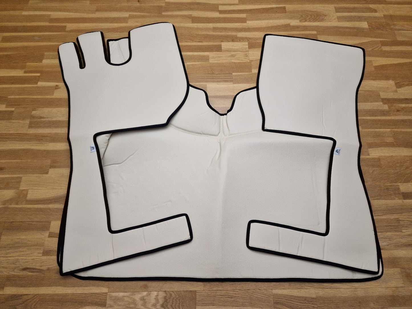 Ny Mattesett (Glatt) til Volvo FH4/FH5/AERO - Svart eller Beige Farge