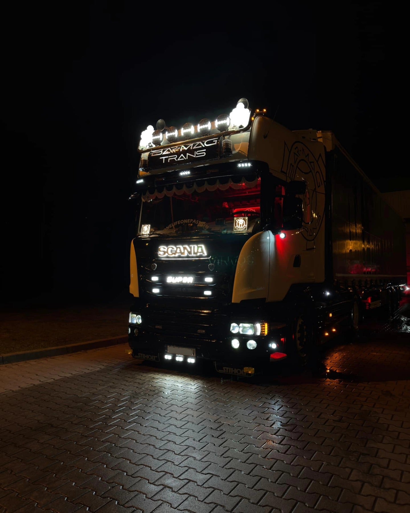 Mounting Bracket for Double Burners, Behind Sign Frame - Black