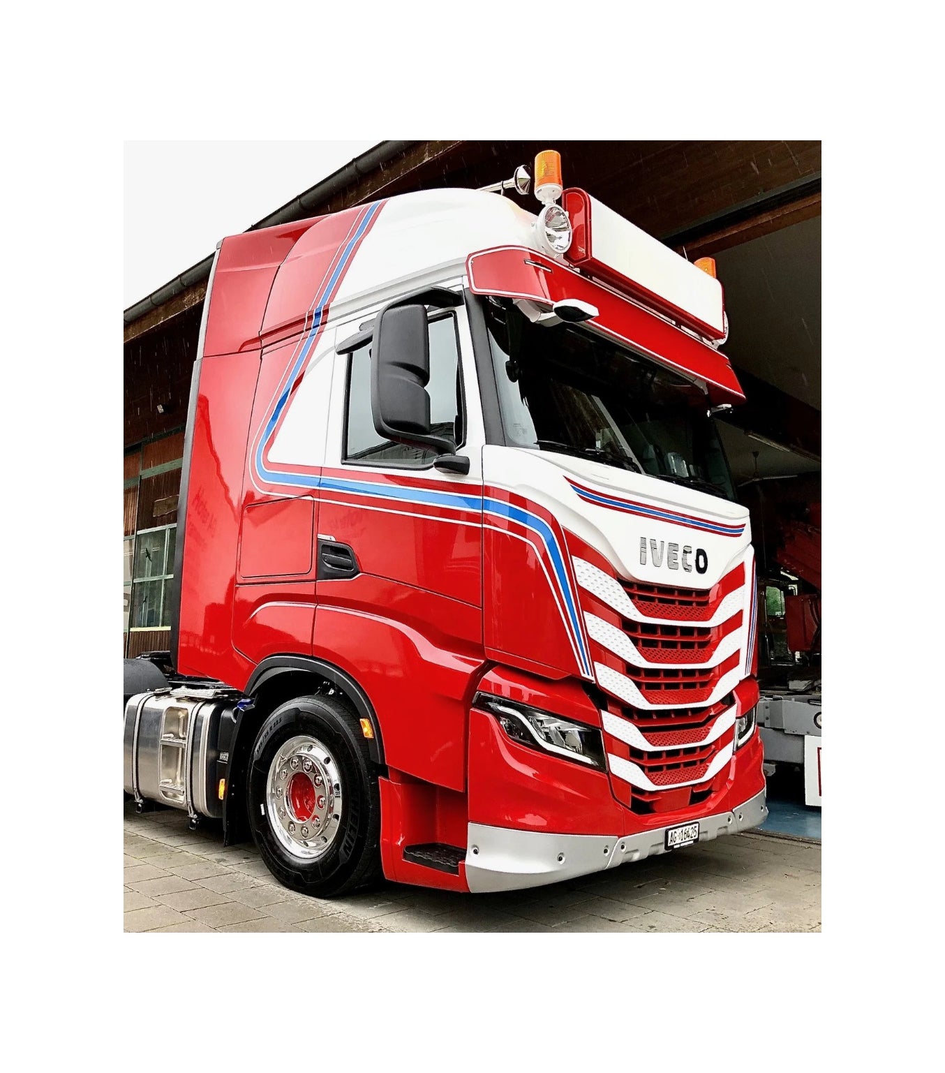 Light box mounting bracket for Iveco S-Way