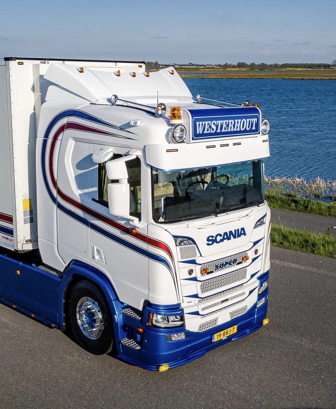 Mounting Bracket for Additional Lights Above the Sun Visor - Scania Nextgen