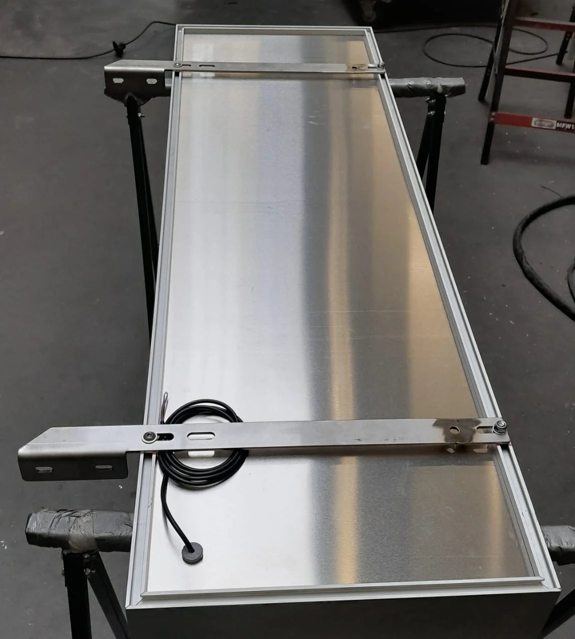 Light box mounting bracket for DAF NG XG+