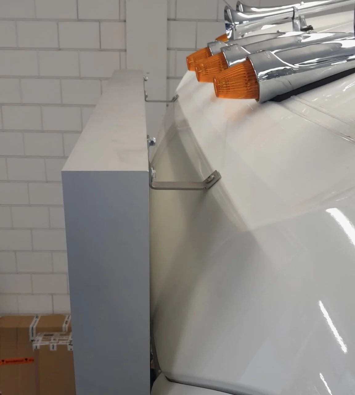 Light box mounting bracket for DAF NG XG+