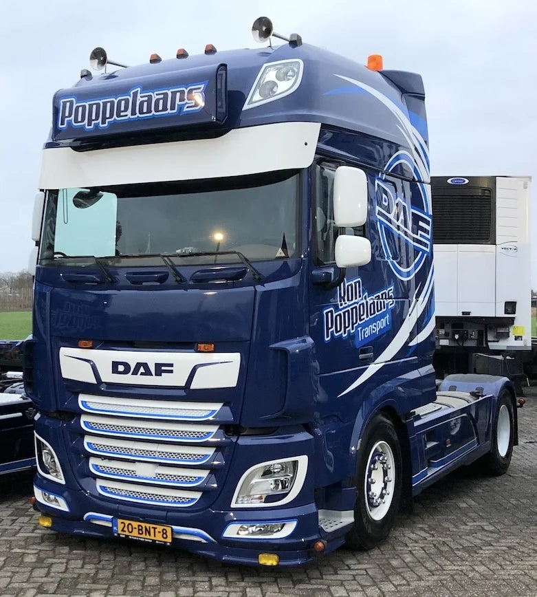 Light box mounting bracket for DAF SSC