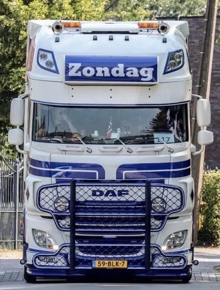Light box mounting bracket for DAF SSC