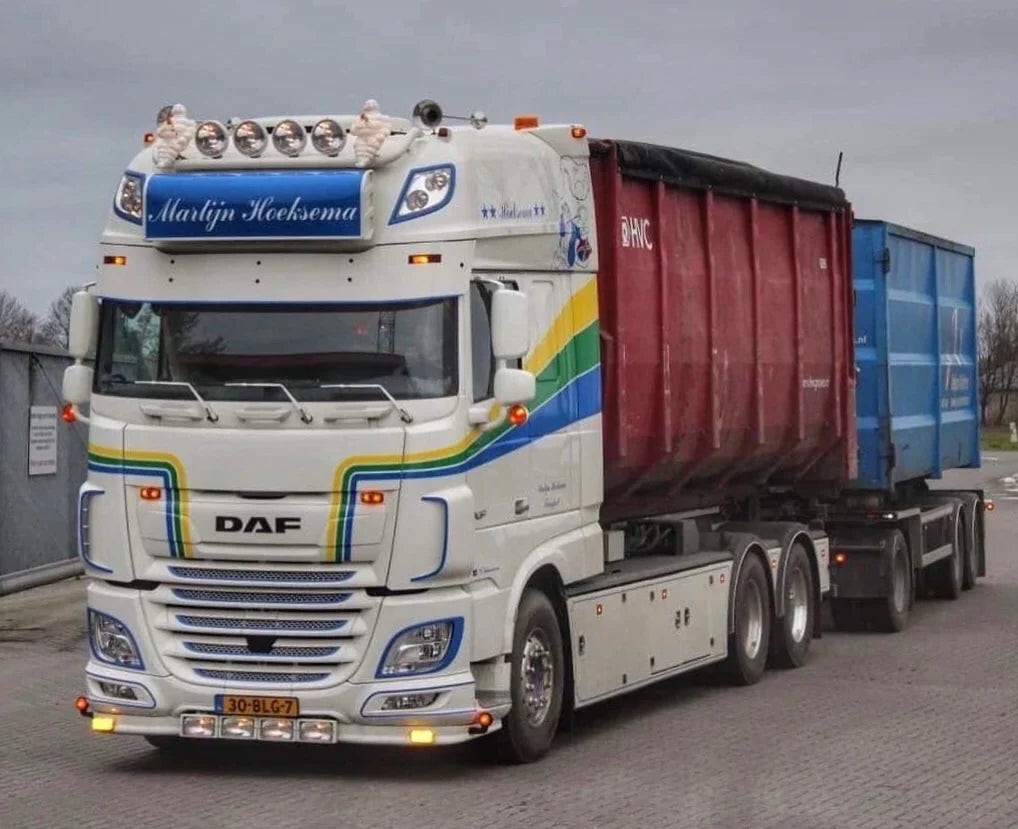Light box mounting bracket for DAF SSC