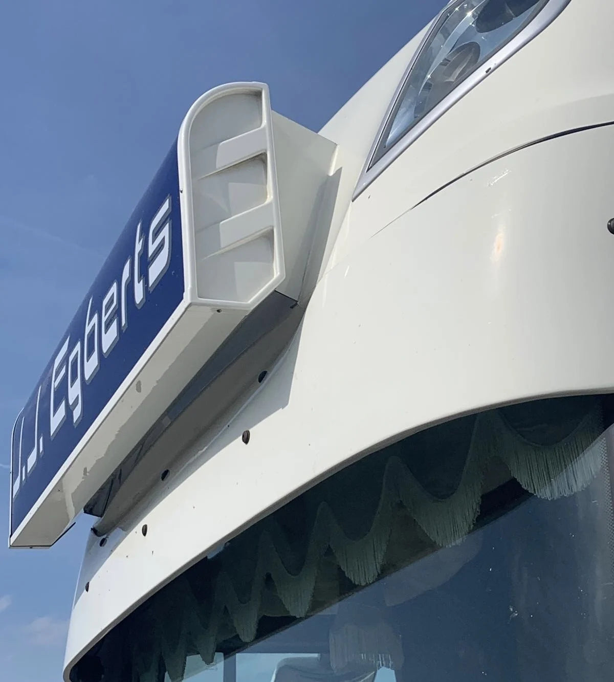 Light box mounting bracket for DAF SSC