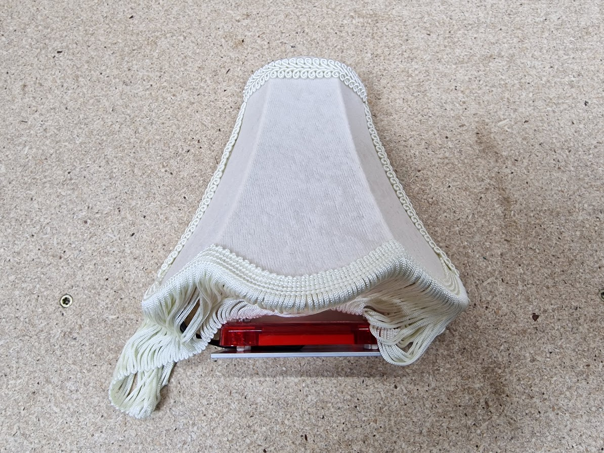 Ny Lampett med rød lys i Krem Stoff - Klar til Sending!