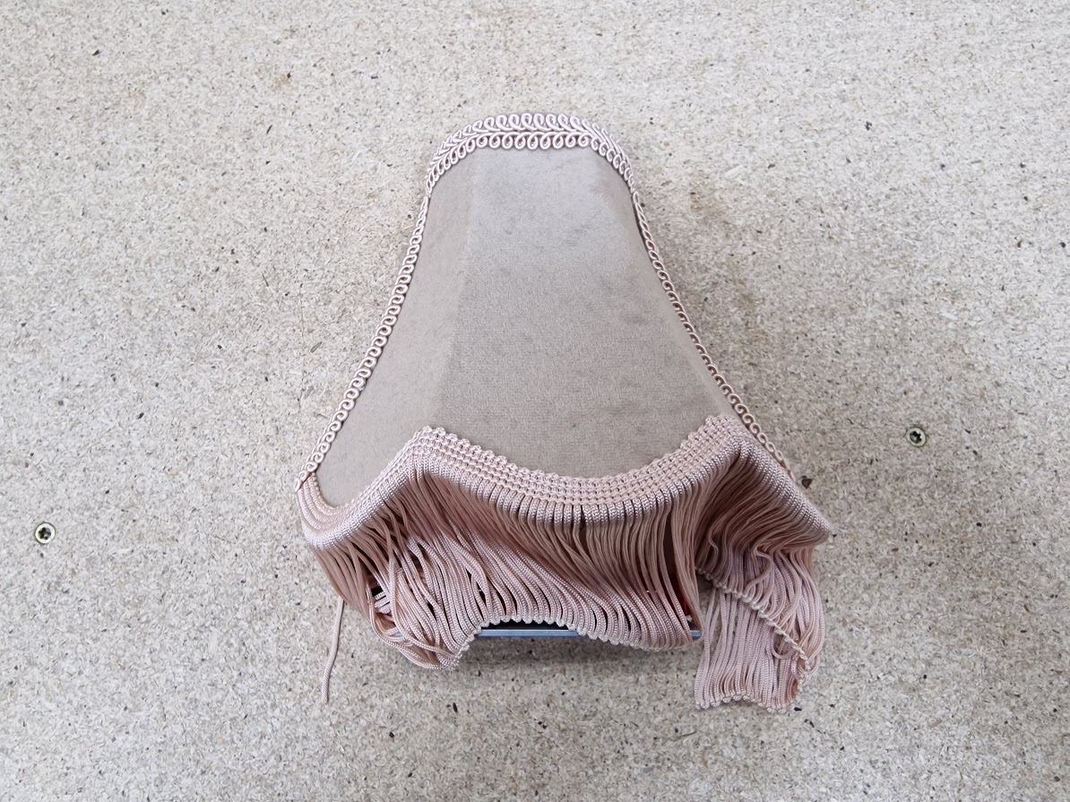 Ny Lampett med rød lys i Beige Stoff - Klar til Sending!