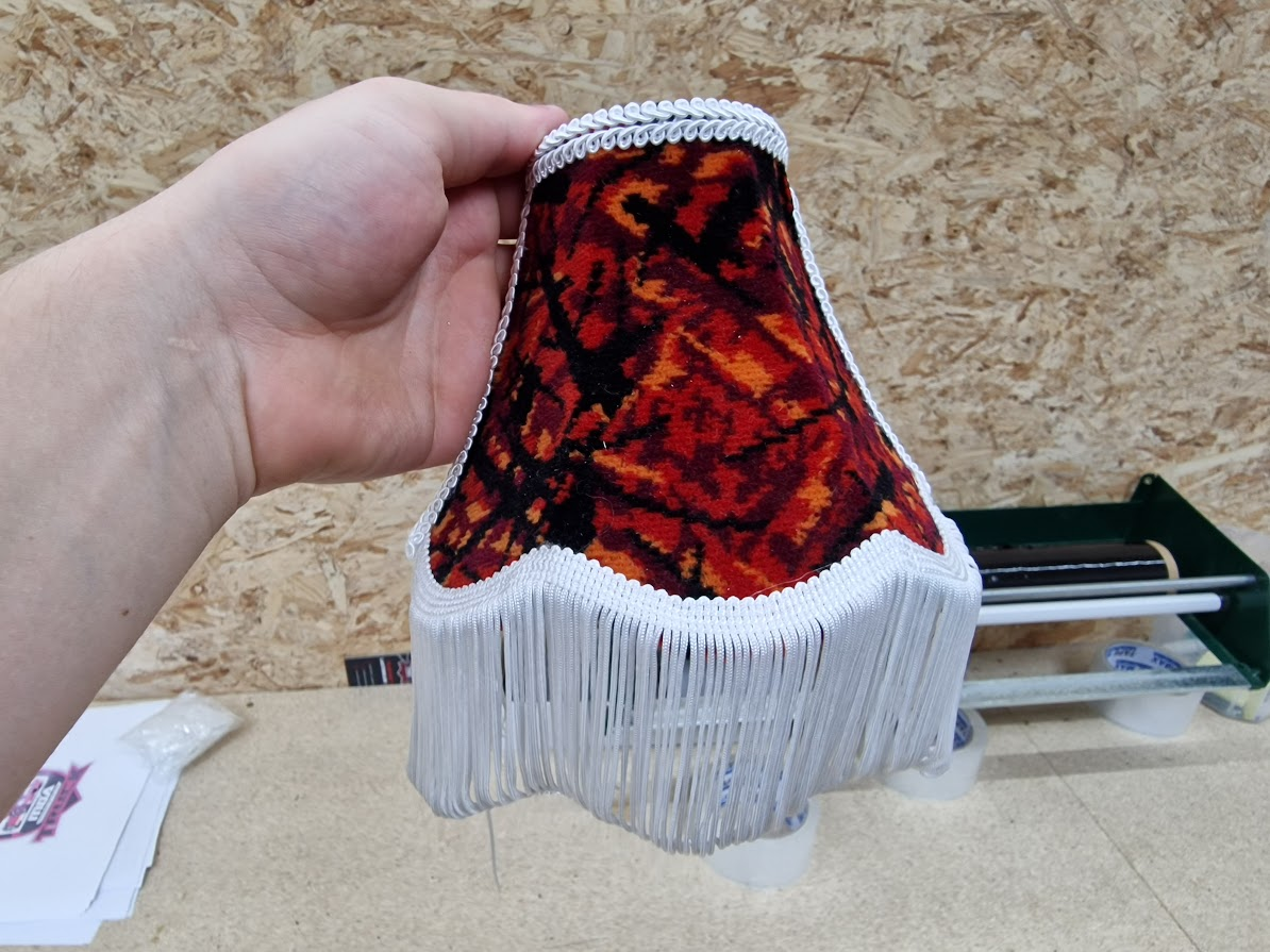 Ny Lampett med rød lys i Rød Bussplysj - Klar til Sending!