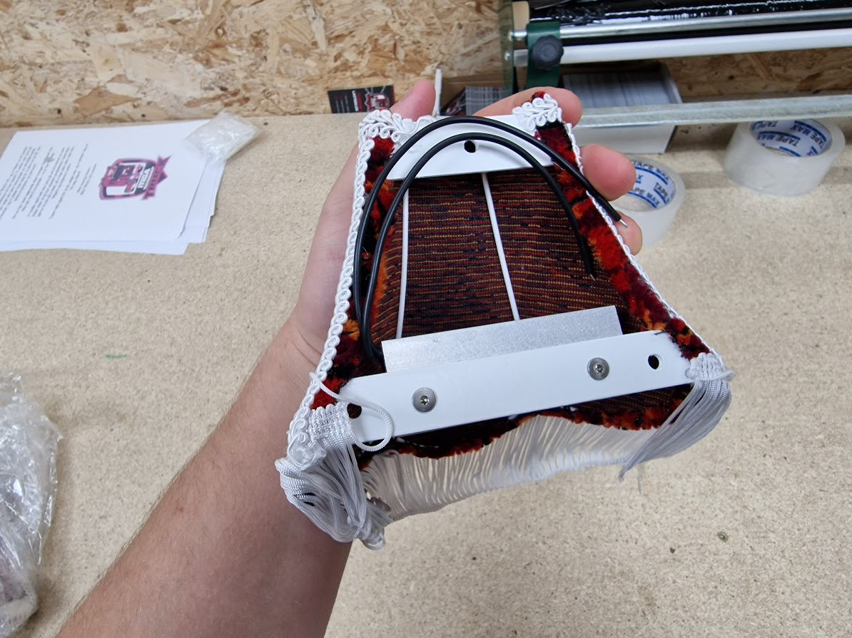 Ny Lampett med rød lys i Rød Bussplysj - Klar til Sending!