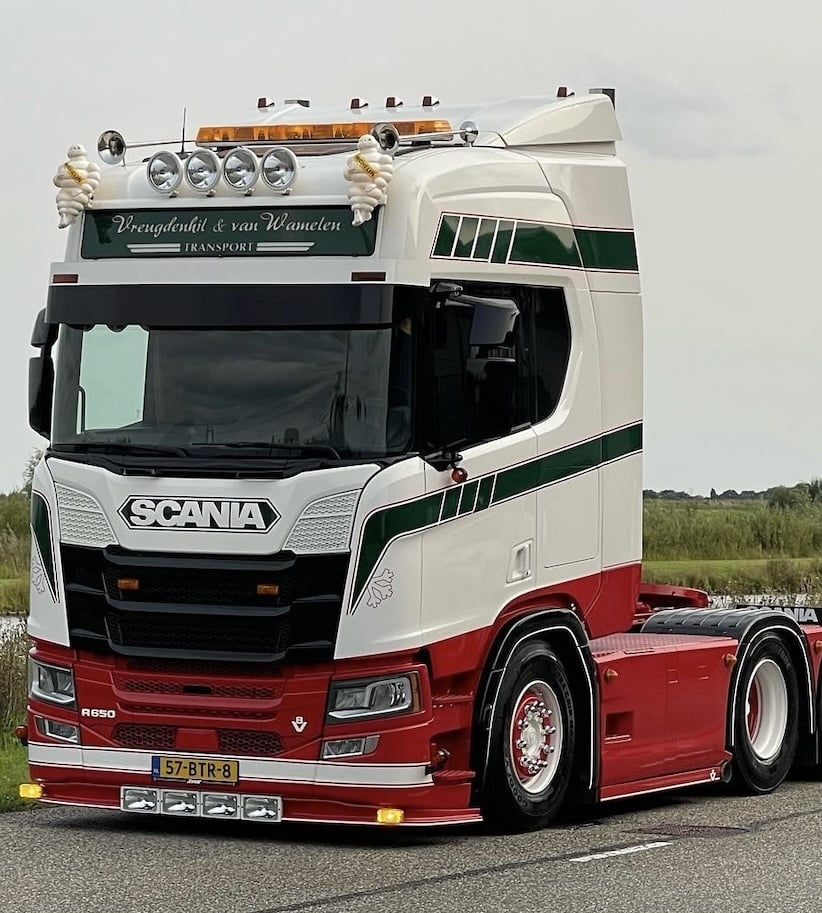 Oldskool V8 Grill Emblem