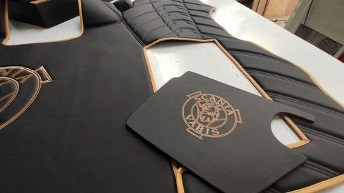 Tabletop Made to order - Leather, Button-stitching, Bus plush