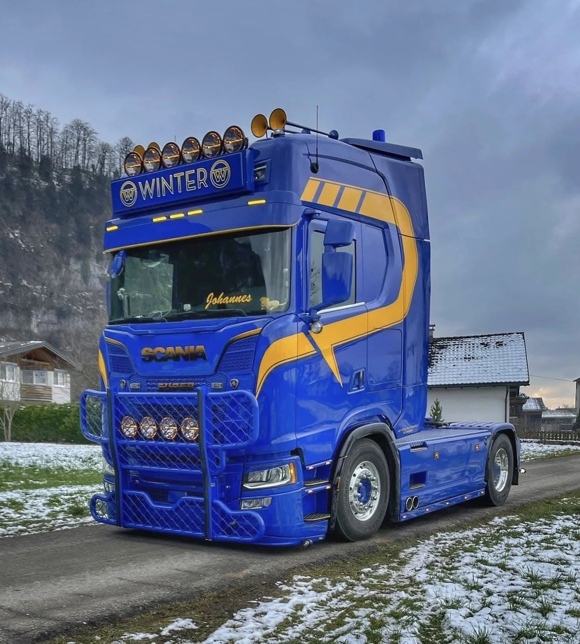 Strands Ambassador Dark Knight, 9" LED Auxiliary Light