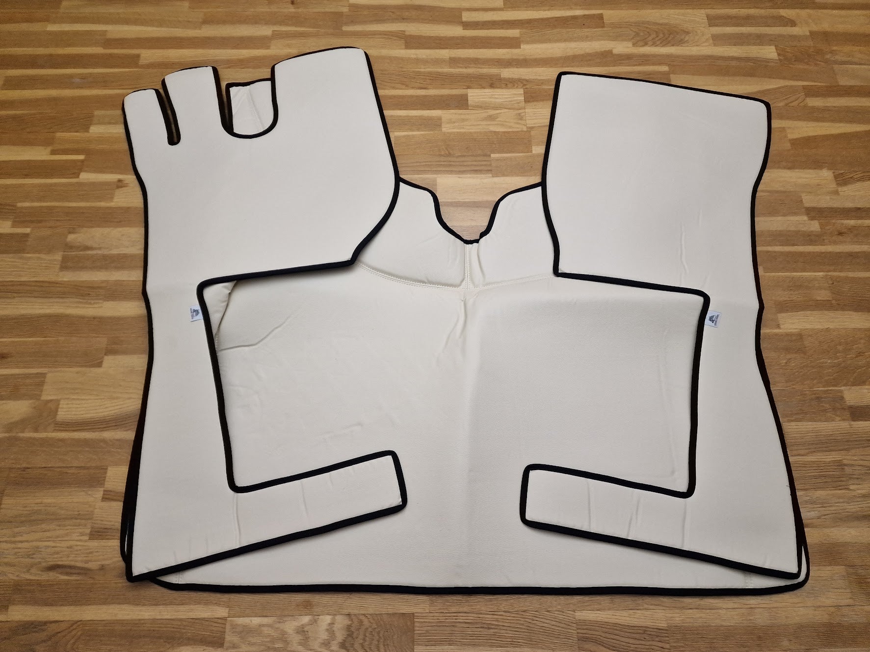 Ny Mattesett (Glatt) til Volvo FH4/FH5/AERO - Svart eller Beige Farge