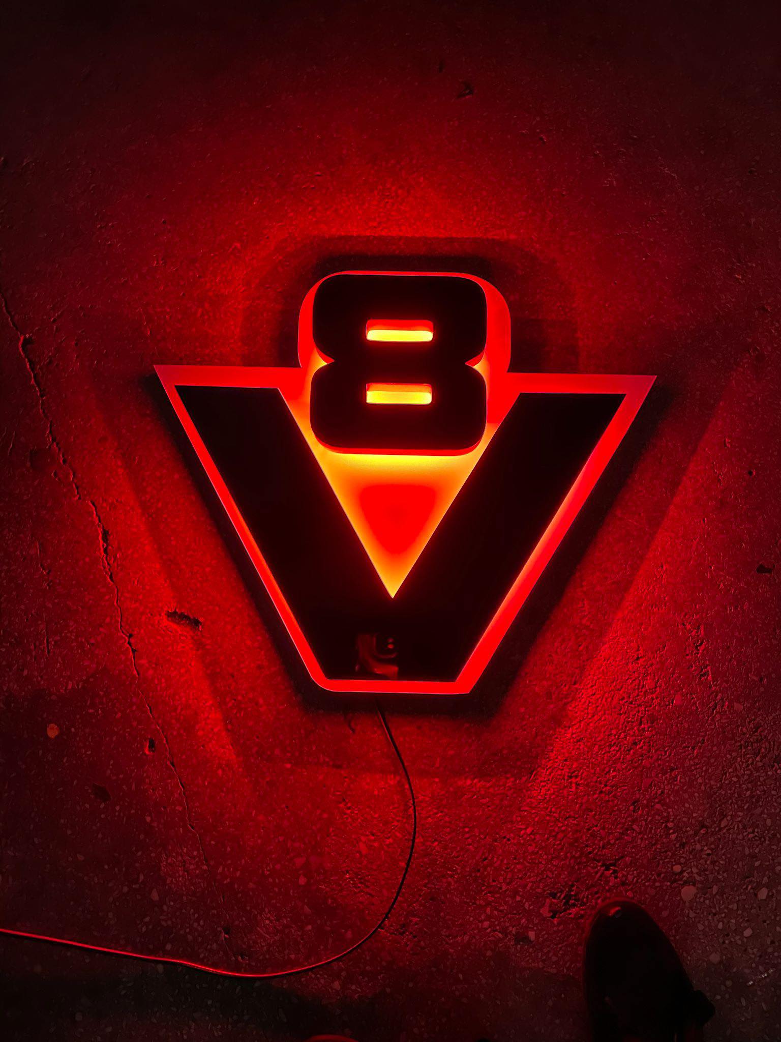 LED Lysskilt 3D, V8 Oldskool / Sort Glans - Rød/RGB 24V