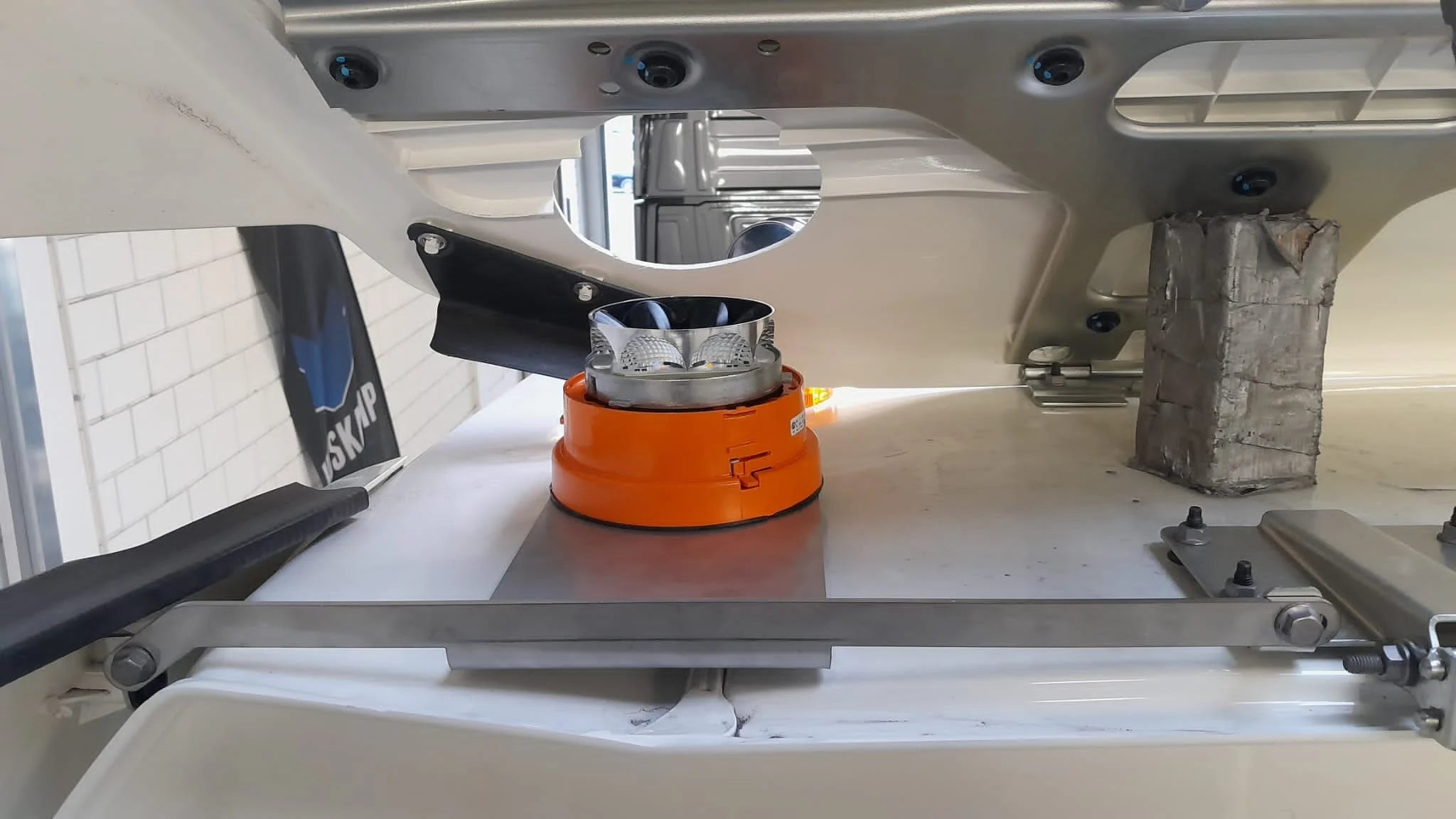 Mounting bracket for rotating beacon - DAF XG+