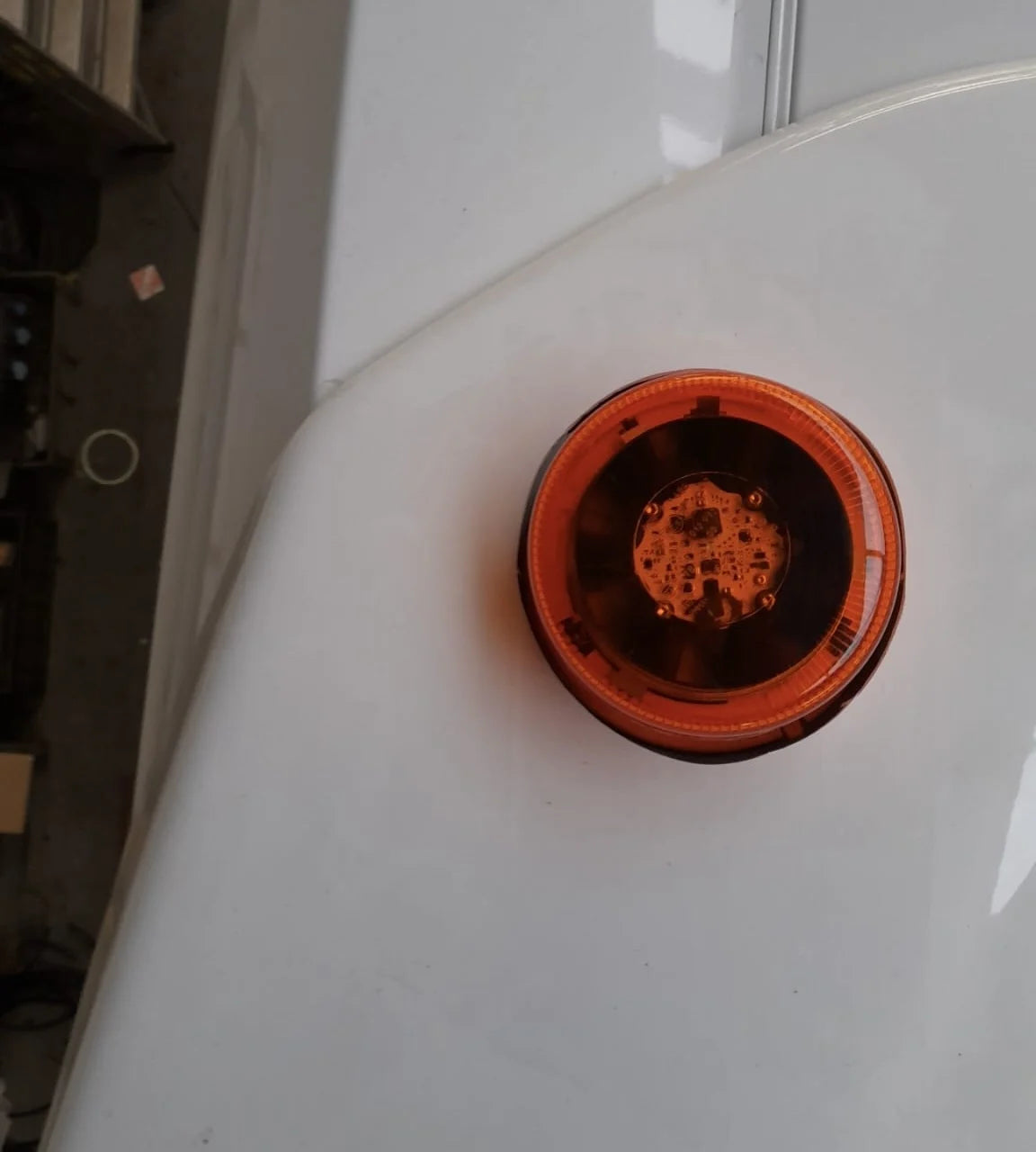 Mounting bracket for rotating beacon - DAF XG+