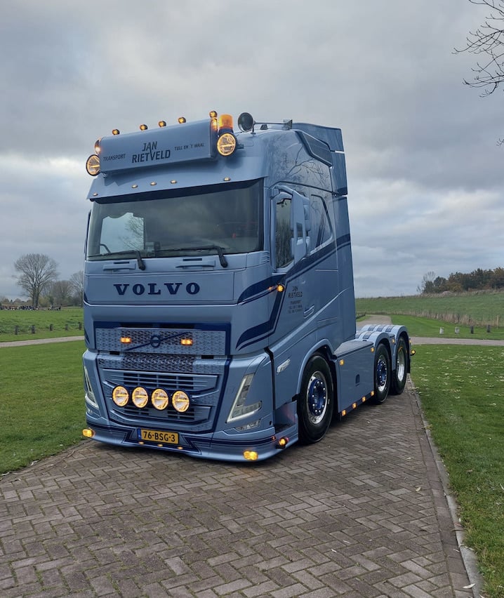 Advertising sign for Grill with Embossed Text - Volvo FH5