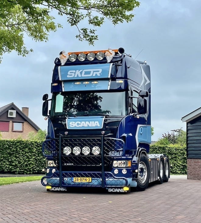 Light box mounting bracket for Scania R/R2 Topline
