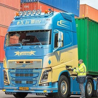 Front plate for Grill from door to door - Volvo FH4