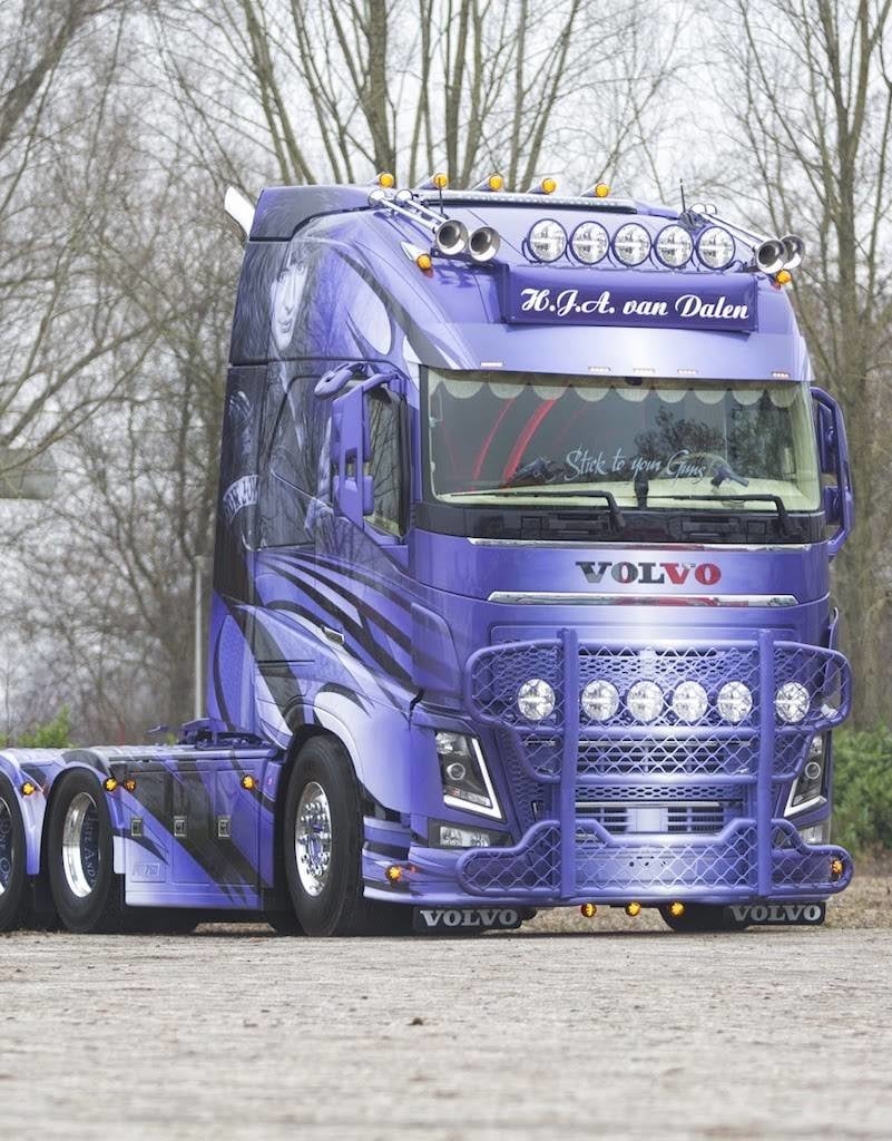Front plate for Grill from door to door - Volvo FH4